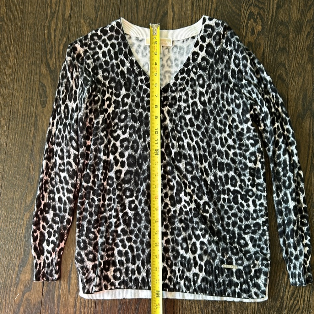 Michael Kors black animal print long sleeve v-neck sweater size small - Picture 6 of 7